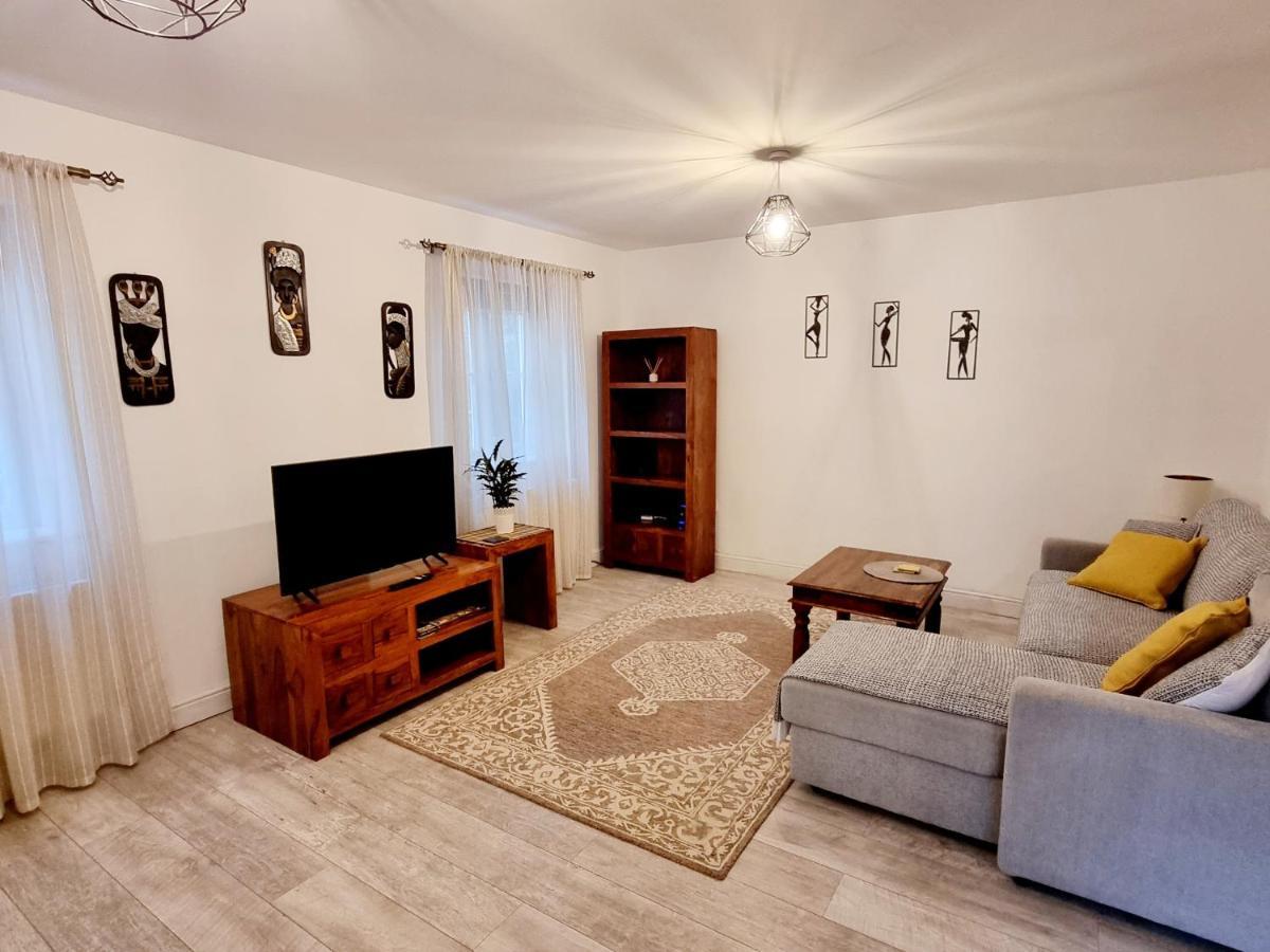 Spacious Two Bedroom Apartment With One Parking Space Thame Buitenkant foto